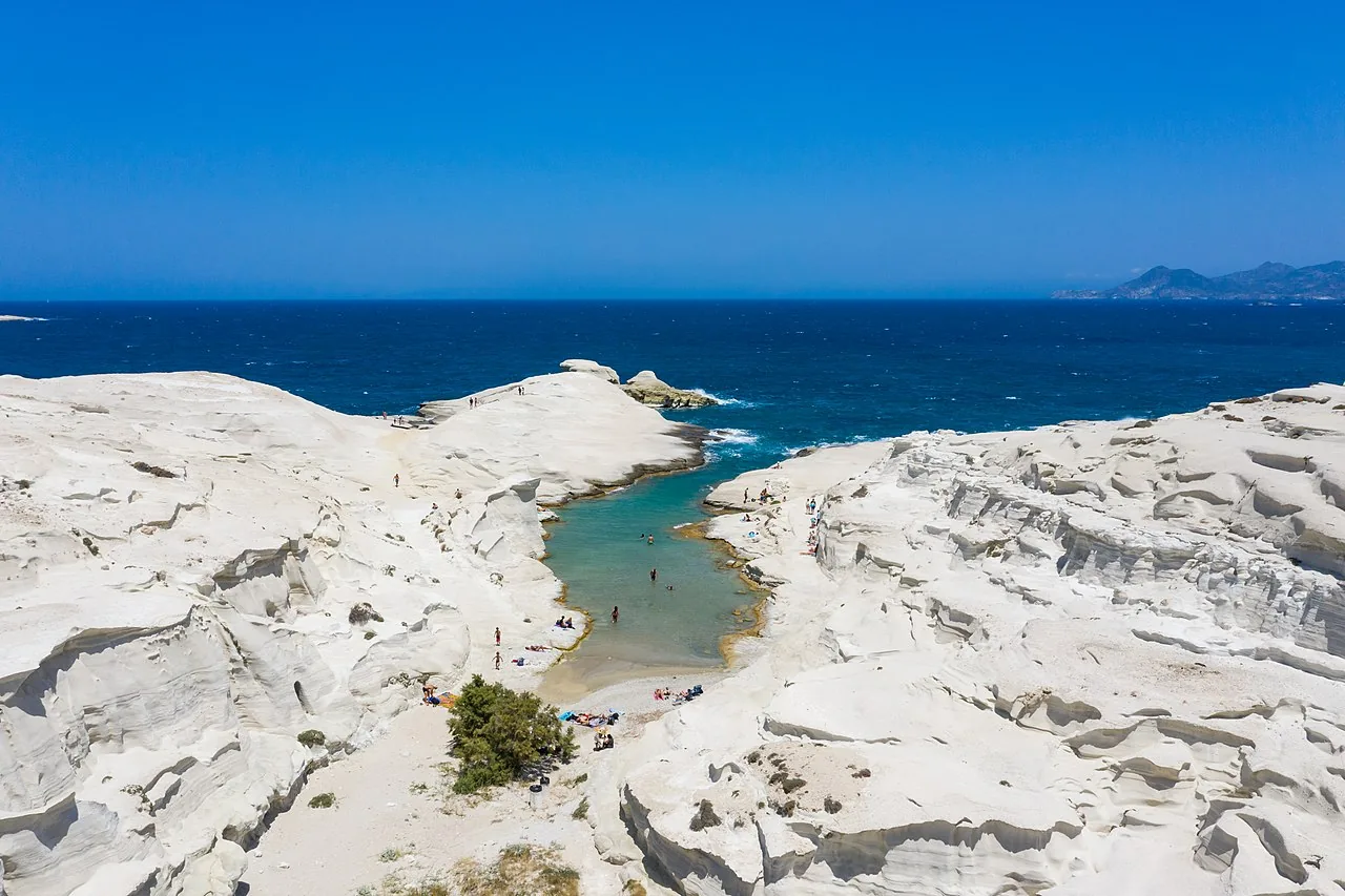 Sarakiniko: white volcanic rock sloping into a turquoise inlet