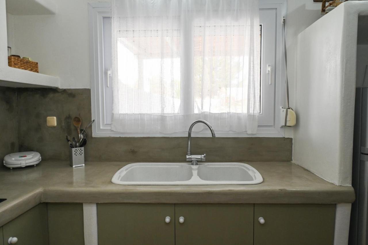 Navis Apartement interior in Triovasalos, Milos