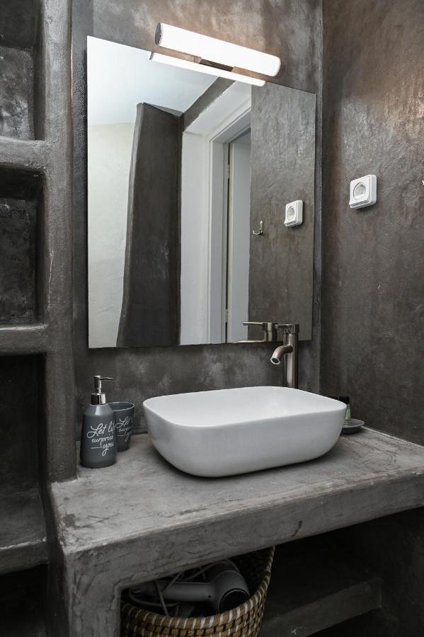 Navis Studio interior in Zefyria, Milos